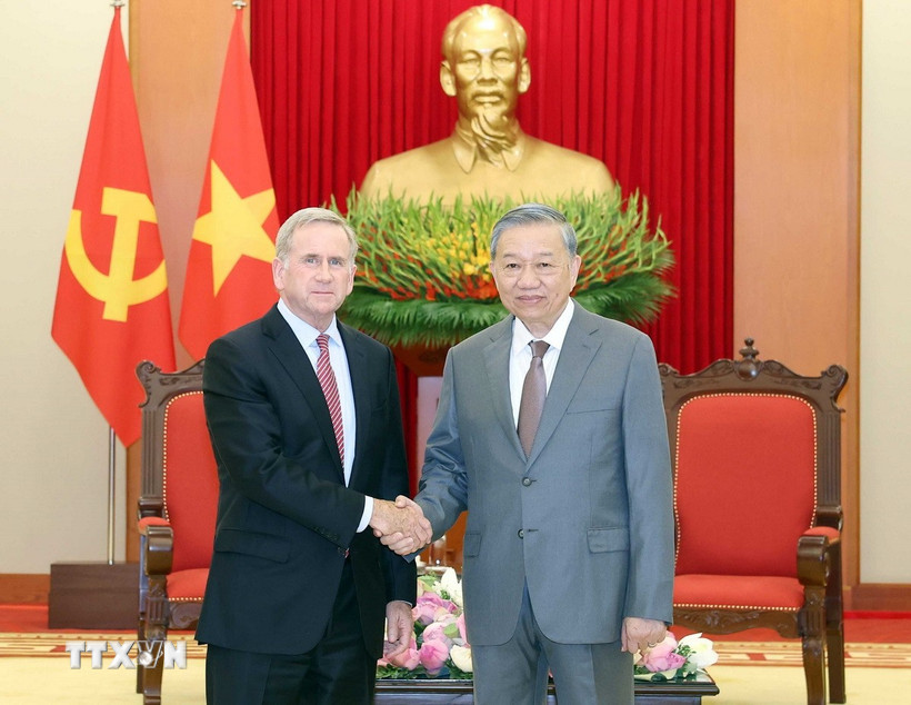 Tổng Bí thư Tô Lâm tiếp ông Alex Rogers, Chủ tịch phụ trách Quản trị toàn cầu của Tập đoàn Qualcomm (Hoa Kỳ). (Ảnh: Thống Nhất/TTXVN)