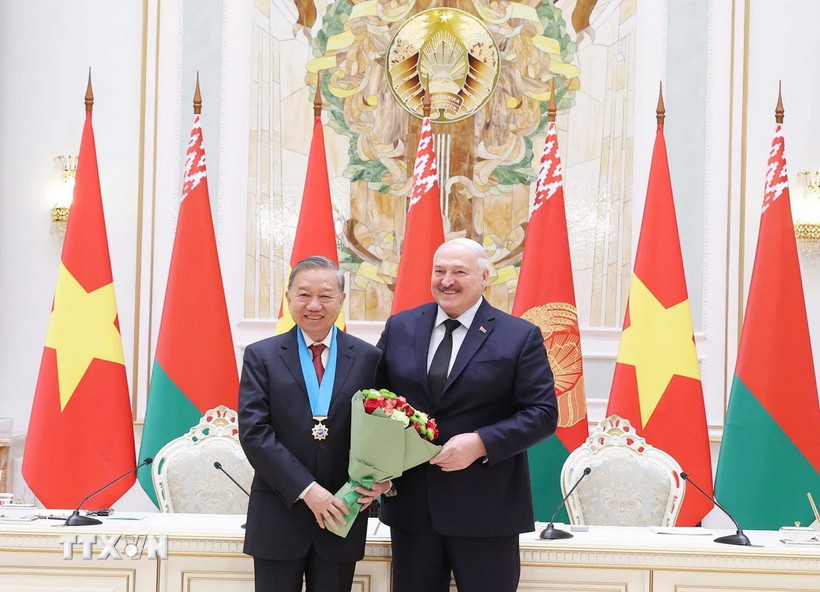 Tổng thống Belarus Aleksandr Lukashenko trao tặng Huân chương Hữu nghị các dân tộc của Belarus cho Tổng Bí thư Tô Lâm. (Ảnh: Thống Nhất/TTXVN)