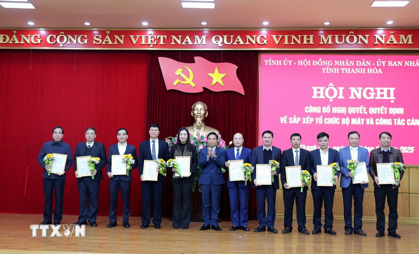 Đồng chí Nguyễn Doãn Anh, Ủy viên Trung ương Đảng, Bí thư Tỉnh ủy Thanh Hóa trao quyết định bổ nhiệm lãnh đạo các Sở, ngành sau khi sắp xếp. (Ảnh: Việt Hoàng/TTXVN)