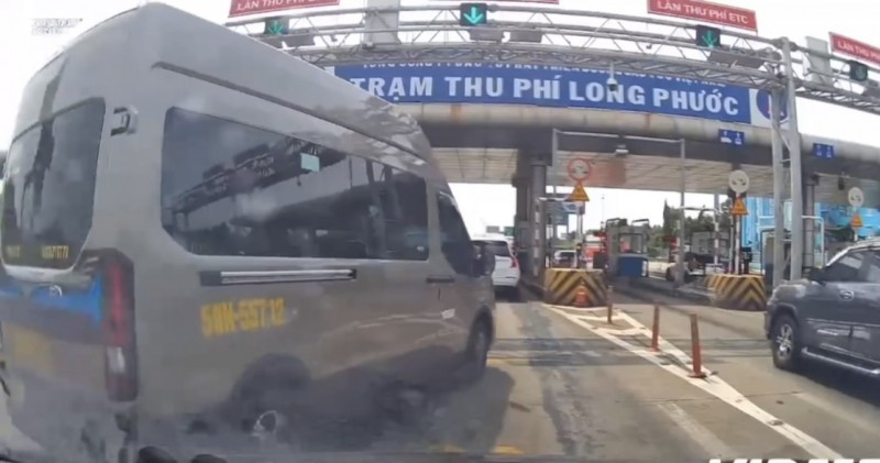 Lái xe chuyển làn không đúng nơi cho phép. (Nguồn: Công an Nhân dân)