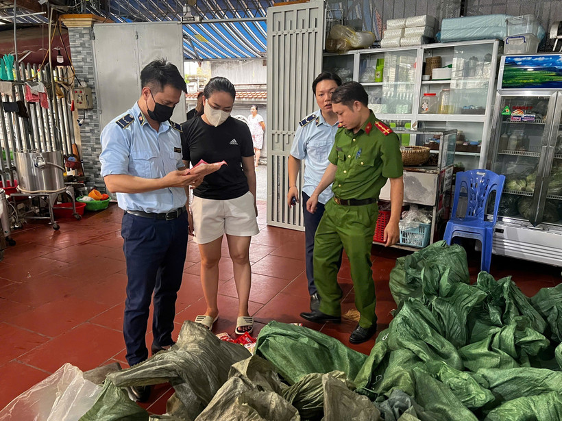 Lực lượng chức năng tiến hành kiểm tra phát hiện và thu giữ 9400 sản phẩm xúc xích lạp xưởng không rõ nguồn gốc. (Ảnh: TTXVN phát)