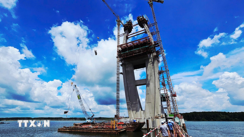 Dự án cầu Phước An (thành phố Phú Mỹ) một trong những dự án đầu tư công. (Ảnh: Hoàng Nhị/TTXVN)