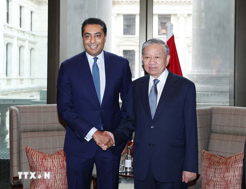 Tổng Bí thư Tô Lâm tiếp ông Saif Malik, Tổng giám đốc kiêm Giám đốc Khối Khách hàng Doanh nghiệp và Đầu tư, Ngân hàng Standard Charter tại Vương quốc Anh. (Ảnh: Thống Nhất/TTXVN)