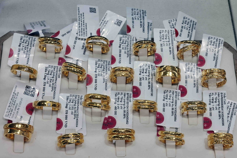 Vàng trang sức bày bán tại cửa hàng của Tập đoàn Vàng bạc đá quý Doji. (Ảnh: Trần Việt/TTXVN)