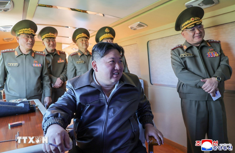 Nhà lãnh đạo Triều Tiên Kim Jong Un (giữa) giám sát cuộc tập trận tại Triều Tiên ngày 8/5/2025. (Ảnh: Yonhap/TTXVN)