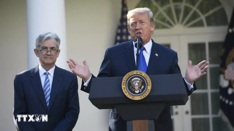 Tổng thống Mỹ Donald Trump và Chủ tịch FED Jerome Powell. (Ảnh: france24.com/TTXVN)