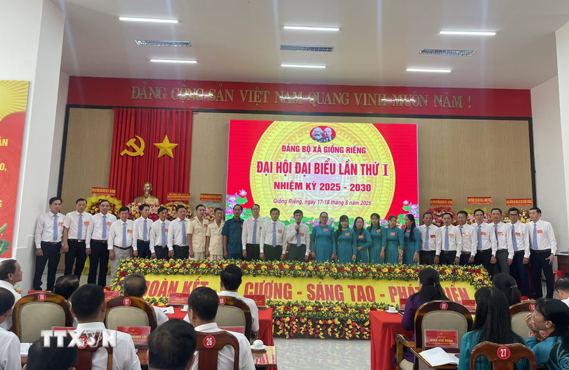 Ban Chấp hành Đảng bộ xã Giồng Riềng, nhiệm kỳ 2025-2030 ra mắt Đại hội. (Ảnh: Văn Sĩ/TTXVN)