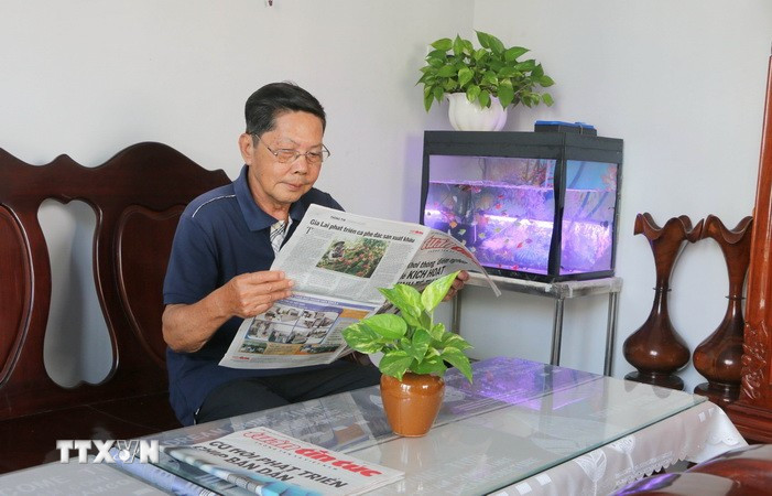 Ông Ngô Thanh Phong (sinh năm 1949, trú tại khóm Bình Thới 2, phường Bình Khánh, thành phố Long Xuyên, tỉnh An Giang), nguyên Tổng biên tập Báo An Giang vẫn thường xuyên cập nhật tin tức, các vấn đề thời sự trong nước và thế giới qua các phương tiện truyền thông, báo chí. (Ảnh: Công Mạo/TTXVN)