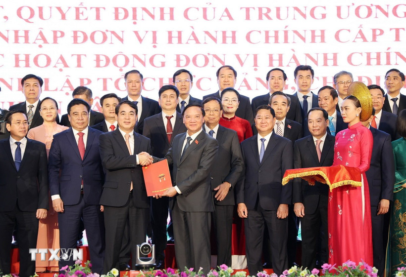 Phó Chủ tịch Quốc hội Nguyễn Khắc Định (phải) trao quyết định của Bộ Chính trị về việc thành lập Đảng bộ tỉnh Khánh Hòa (mới). (Ảnh: Tiên Minh/TTXVN)