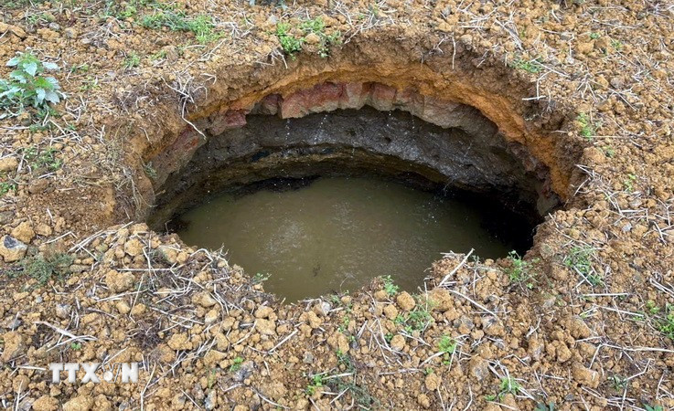 Hố sụt mới có hình tròn, đường kính khoảng 2m, sâu khoảng 6m. (Ảnh: Nguyễn Công Hải/TTXVN)