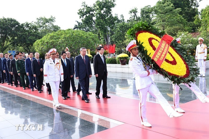 Các lãnh đạo, nguyên lãnh đạo Đảng, Nhà nước đặt vòng hoa tại Đài tưởng niệm các Anh hùng liệt sỹ trên đường Bắc Sơn (Ba Đình, Hà Nội). (Ảnh: Minh Đức/TTXVN)