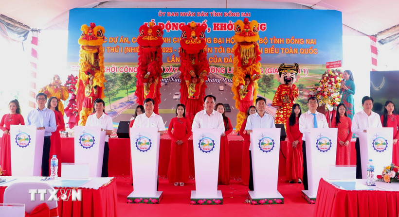 Nghi thức khởi công Dự án đầu tư, xây dựng đường liên cảng, tổng mức đầu tư 2.659 tỷ đồng. (Ảnh: Sỹ Tuyên/TTXVN)