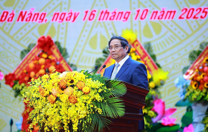 Thủ tướng Phạm Minh Chính phát biểu tại Lễ kỷ niệm 80 năm Ngày truyền thống lực lượng vũ trang Quân khu 5. (Ảnh: Dương Giang/TTXVN)