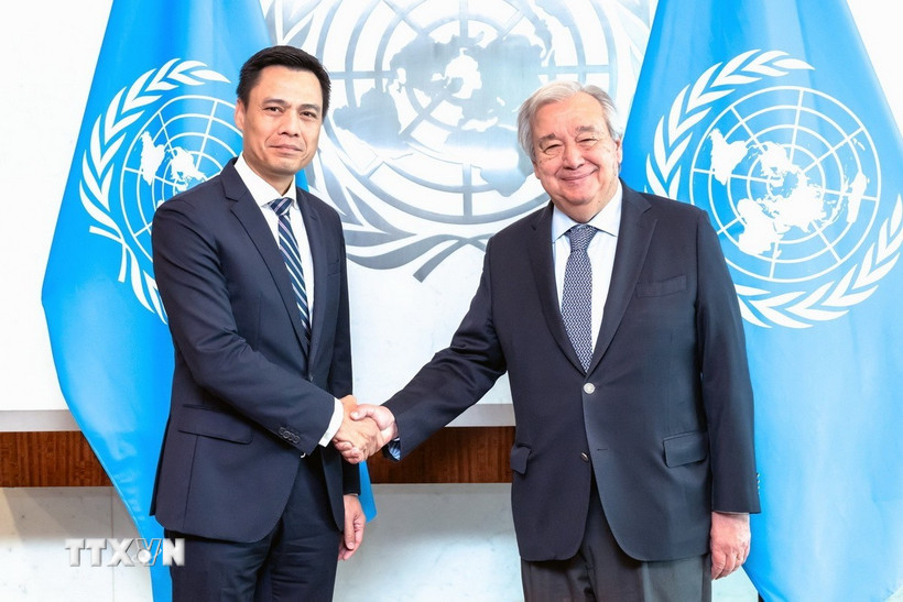 Đại sứ Đặng Hoàng Giang chào từ biệt Tổng Thư ký Liên hơp quốc António Guterres. (Ảnh: TTXVN phát)