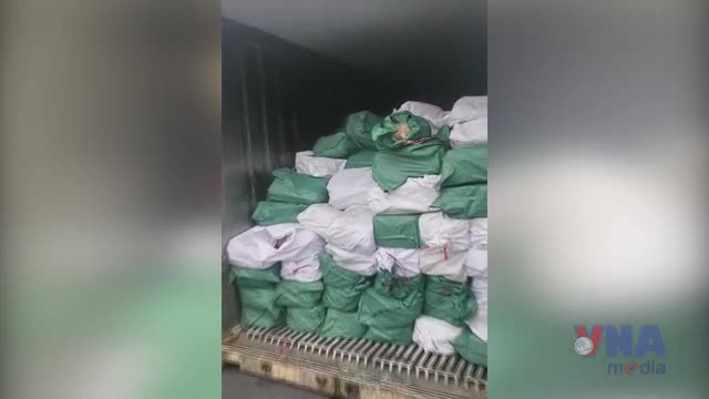 "Đột nhập" kho đông lạnh nơi có 1.400 tấn chân gà trốn thuế