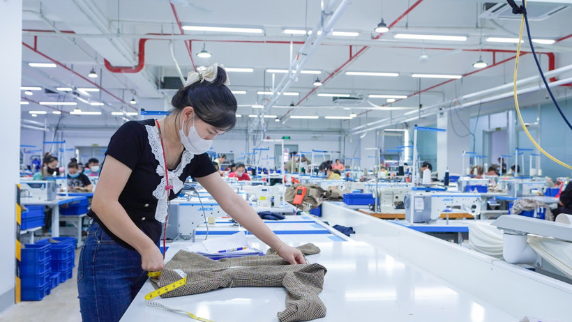 Hoạt động sản xuất tại Công ty TNHH May mặc Destination.(Ảnh: TTXVN phát)
