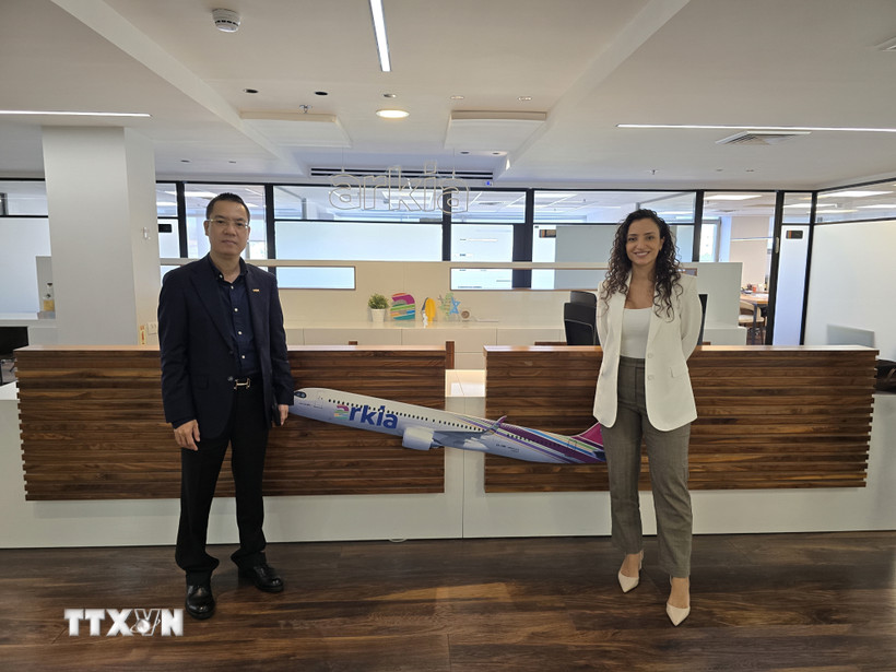 Tham tán Lê Thái Hòa và bà Sapir Ifergan, Giám đốc kinh doanh thương mại của Arkia. (Ảnh: Thanh Bình/TTXVN)