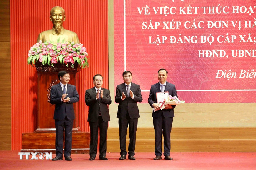 Thường trực Tỉnh ủy Điện Biên trao Quyết định chỉ định giữ chức vụ Bí thư Đảng ủy xã Mường Nhé cho đồng chí Tạ Văn Sơn. (Ảnh: Trung Kiên/TTXVN)