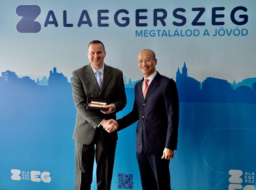 Đại sứ Việt Nam tại Hungary Bùi Lê Thái và Thị trưởng thành phố Zalaegerszeg Zoltán Balaicz. (Ảnh: TTXVN phát)