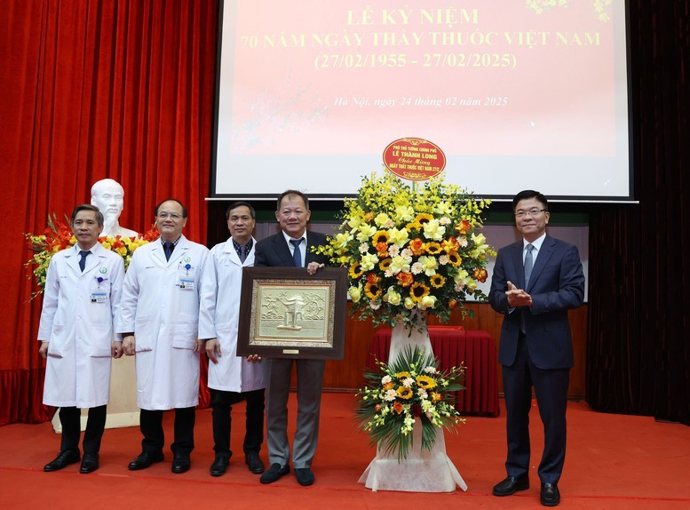 Phó Thủ tướng Lê Thành Long tặng hoa và trao quà của Thủ tướng Chính phủ tặng Bệnh viện Việt Đức - (Ảnh: VGP)