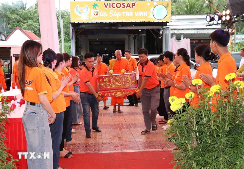 Bảo tàng Dừa sáp Trà Vinh rước Bảng truy tôn về lưu giữ. (Ảnh: Thanh Hòa/TTXVN)