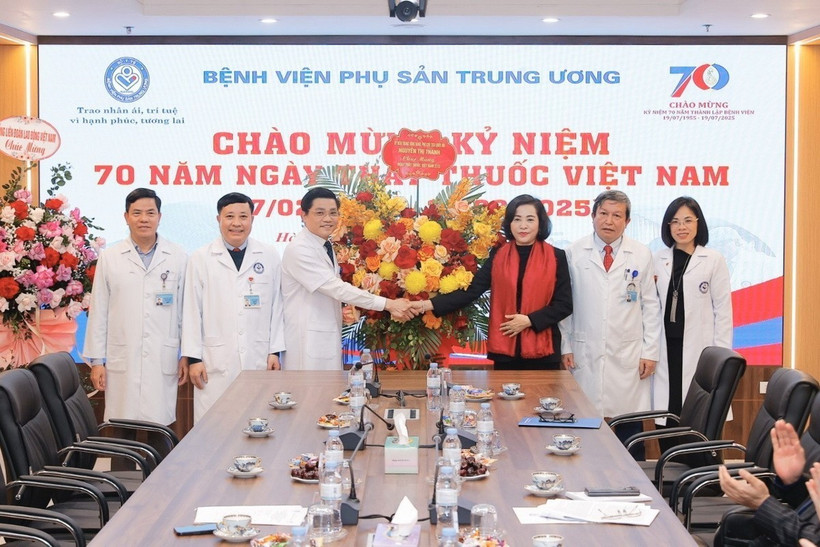 Phó Chủ tịch Quốc hội Nguyễn Thị Thanh tặng hoa chúc mừng tập thể y bác sĩ Bệnh viện Phụ sản Trung ương. (Ảnh: Minh Quyết/TTXVN)