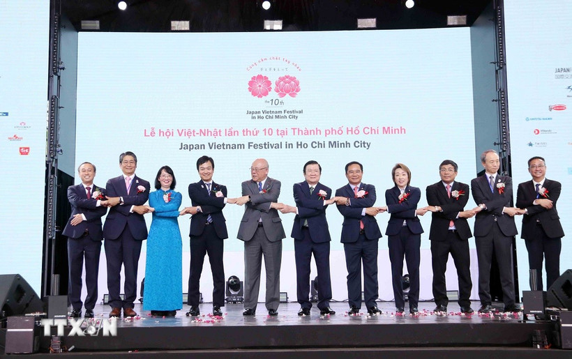 Đại biểu quan khách thực hiện nghi thức "Nắm chặt tay nhau" khai mạc Lễ hội Việt-Nhật tại Thành phố Hồ Chí Minh năm 2025. (Ảnh: Xuân Khu/TTXVN)