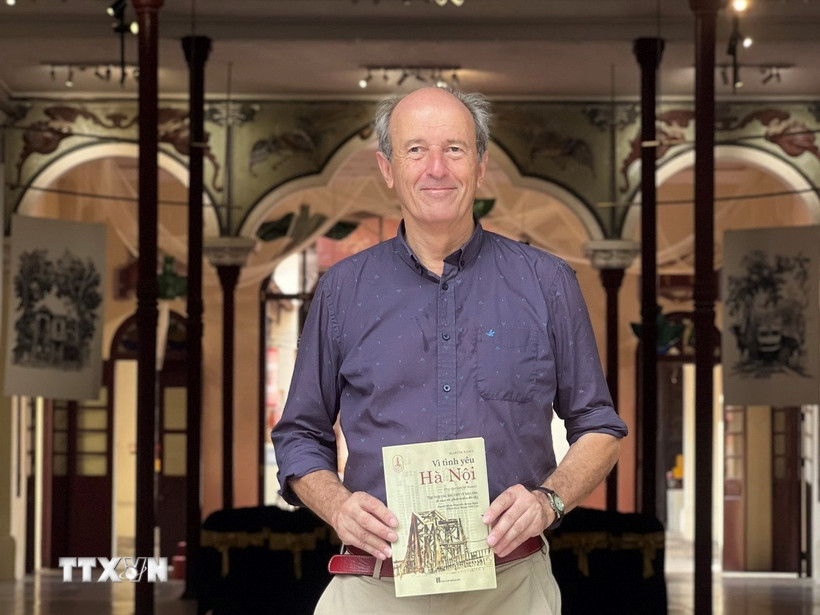 Chuyên gia kinh tế Martín Rama là tác giả cuốn sách “Hà Nội - Một chốn rong chơi” (giải thưởng Bùi Xuân Phái năm 2014) và “Vì tình yêu Hà Nội” (2023) về bảo tồn di sản và phát triển đô thị. (Ảnh: TTXVN phát)