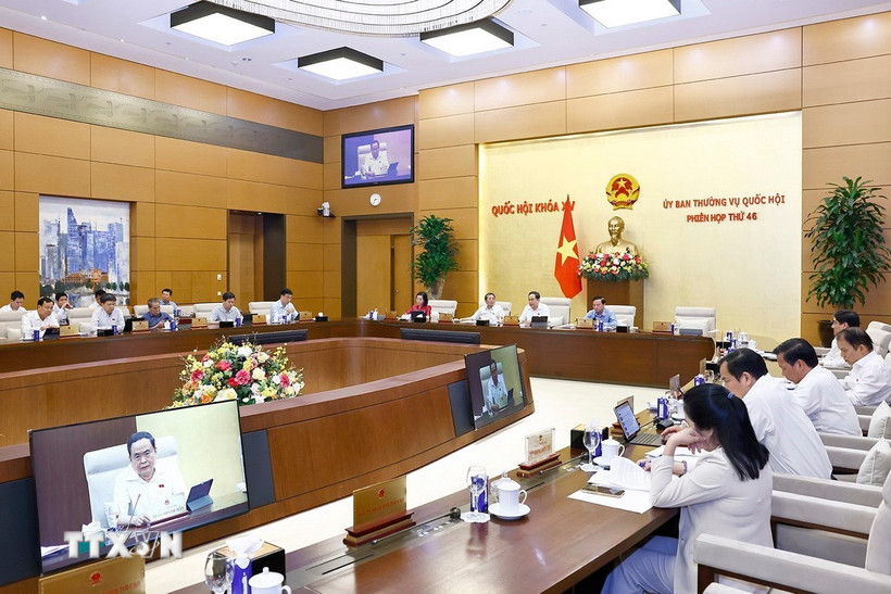 Ủy ban Thường vụ Quốc hội cho ý kiến về Nghị quyết của Quốc hội và các luật. (Ảnh: Doãn Tấn/TTXVN)
