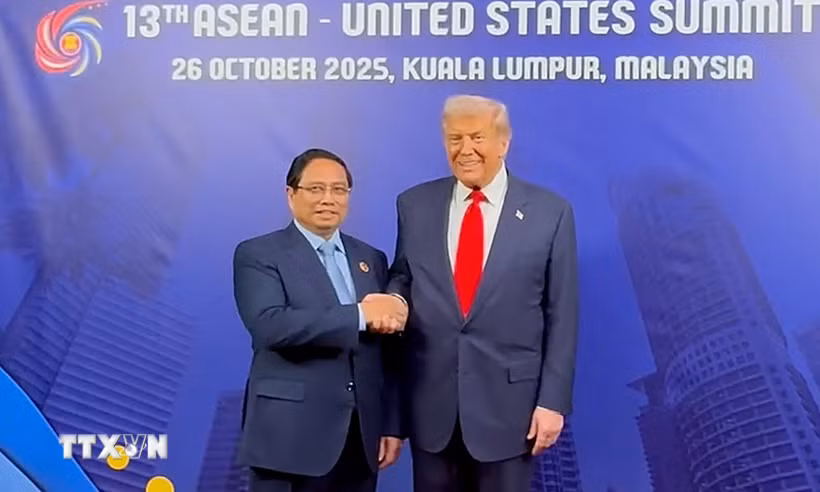 Thủ tướng Phạm Minh Chính gặp Tổng thống Hoa Kỳ Donald Trump tại Hội nghị Cấp cao ASEAN-Hoa Kỳ lần thứ 13. (Ảnh: TTXVN phát)