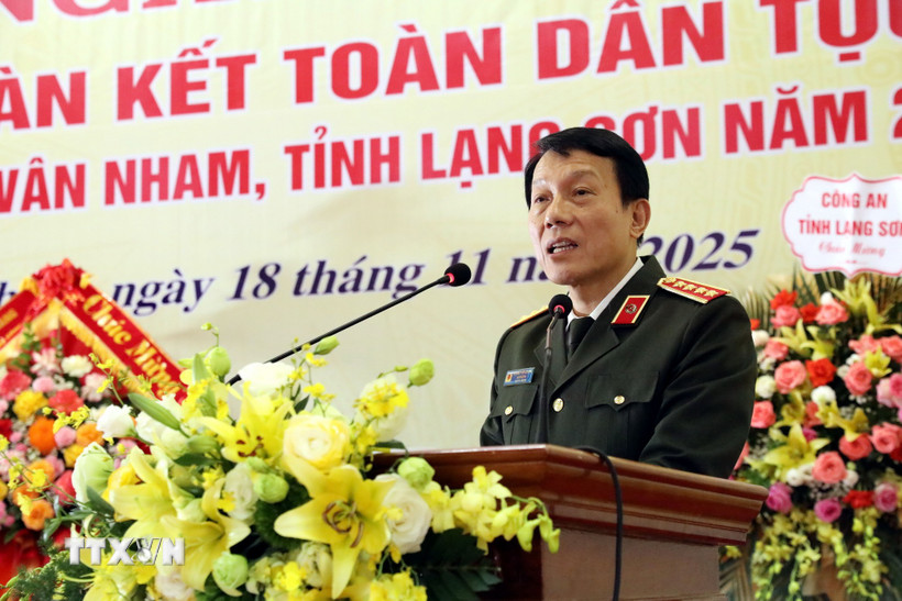 Đại tướng Lương Tam Quang chia sẻ niềm vui trong Ngày hội đại đoàn kết toàn dân tộc với nhân dân xã Vân Nham, tỉnh Lạng Sơn. (Ảnh: Văn Đạt/TTXVN)