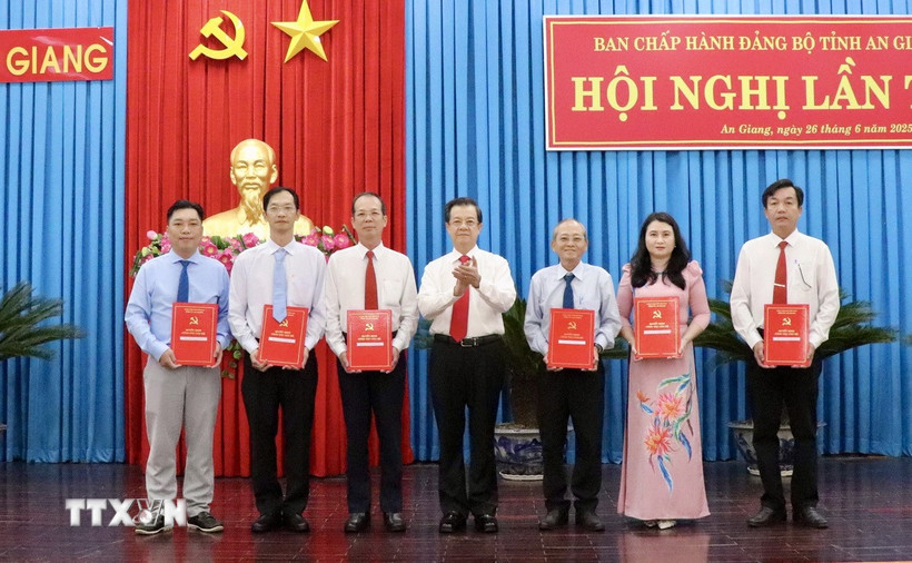 Ông Lê Hồng Quang, Bí thư Tỉnh ủy An Giang trao Quyết định bổ nhiệm lãnh đạo Báo và Phát thanh Truyền hình An Giang. (Ảnh: Thanh Sang/TTXVN)