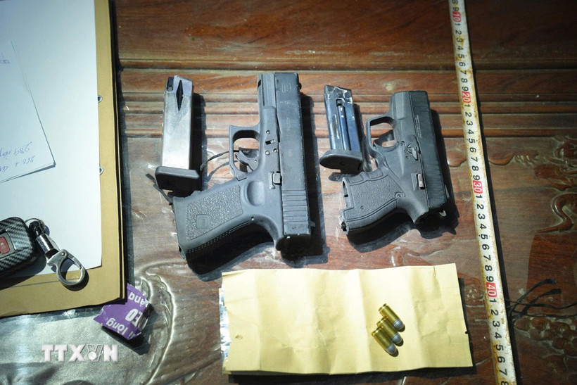 Súng quân dụng được thu giữ trong một vụ án. (Ảnh minh họa: TTXVN phát)