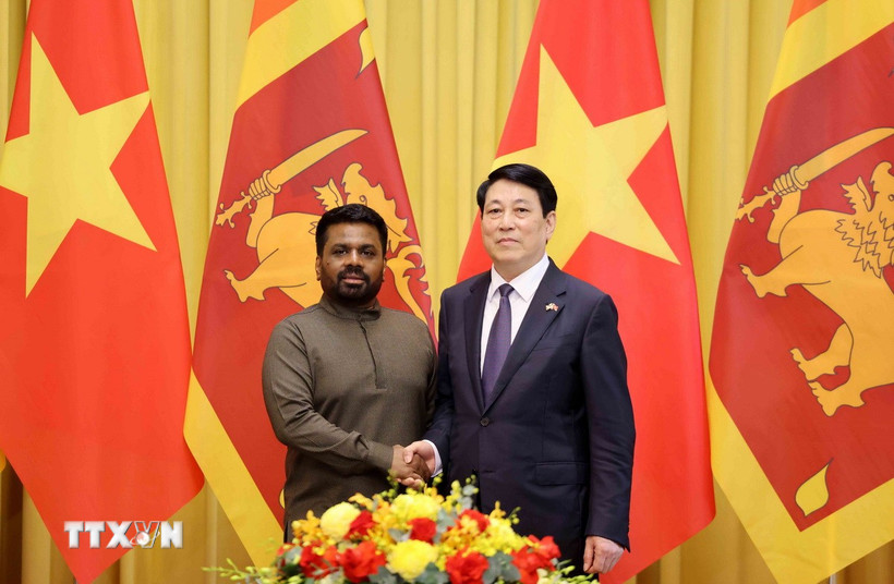 Chủ tịch nước Lương Cường và Tổng thống Sri Lanka Anura Kumara Dissanayaka chụp ảnh chung trước hội đàm. (Ảnh: Lâm Khánh/TTXVN)