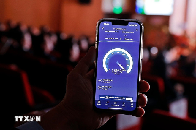 VinaPhone 5G tiên phong siêu tốc độ, sử dụng các thiết bị, công nghệ hiện đạt nhất và mang lại tốc độ Internet 5G nhanh nhất Việt Nam dựa trên băng tần ưu việt 3.700-3.800 Mhz. (Ảnh: Minh Quyết/TTXVN) ttxvn-5g.jpg