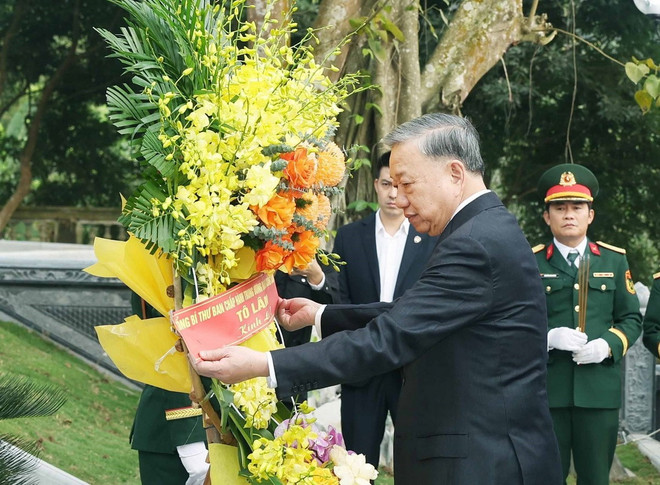 Tổng Bí thư Tô Lâm dâng hoa, dâng hương tưởng niệm tại khu mộ Đại danh y Hải Thượng Lãn Ông Lê Hữu Trác, Danh nhân Văn hóa Thế giới tại huyện Hương Sơn, tỉnh Hà Tĩnh. (Ảnh: Thống Nhất/TTXVN)