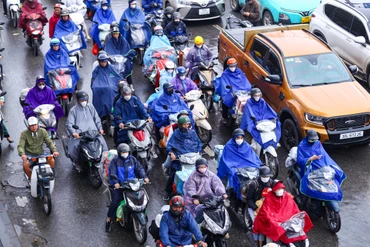 Dòng người chật vật trong mưa trở lại Thủ đô sau kỳ nghỉ Tết Nguyên đán