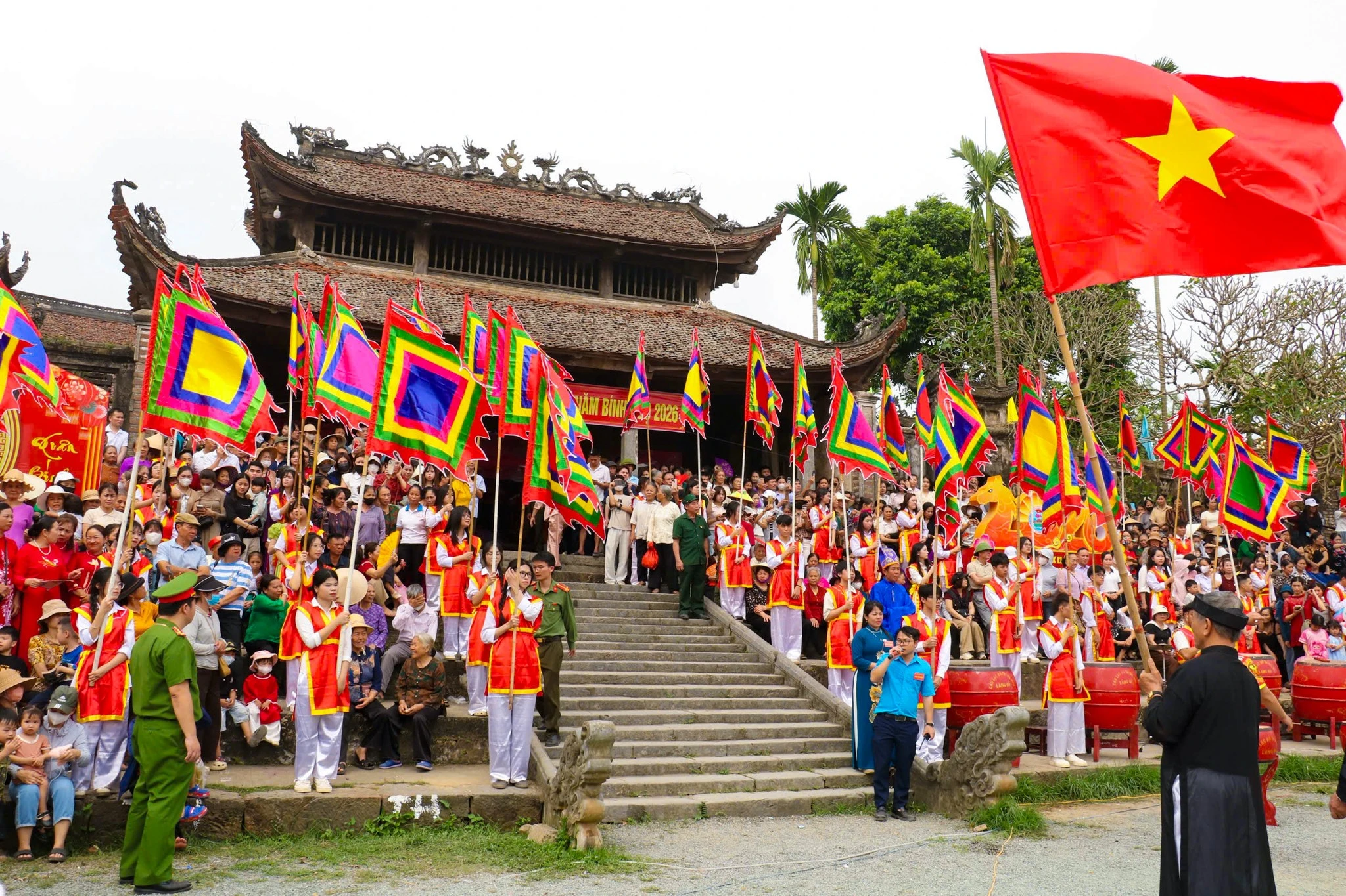 Hà Nội rực rỡ lễ hội truyền thống tại ngôi đình đẹp nhất xứ Đoài