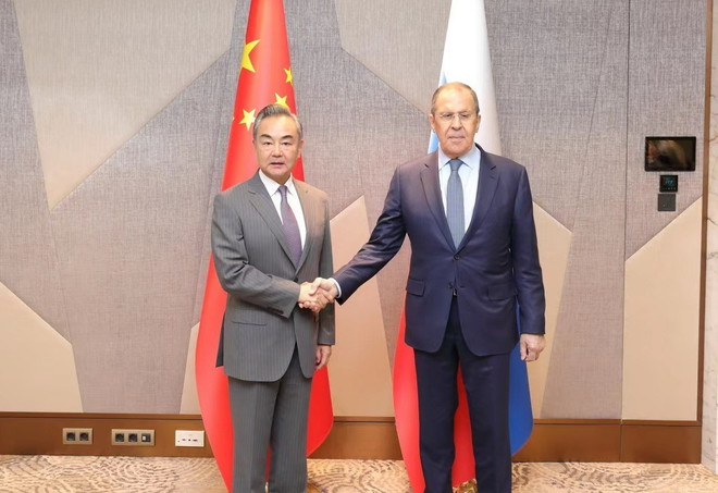 Bộ trưởng Ngoại giao Trung Quốc Vương Nghị (trái) và người đồng cấp Nga Sergei Lavrov tại cuộc gặp ở Tashkent, Uzbekistan ngày 29/7/2022. (Ảnh: THX/TTXVN) Nga-Trung hợp tác đảm bảo an ninh lương thực, năng lượng toàn cầu ảnh 1
