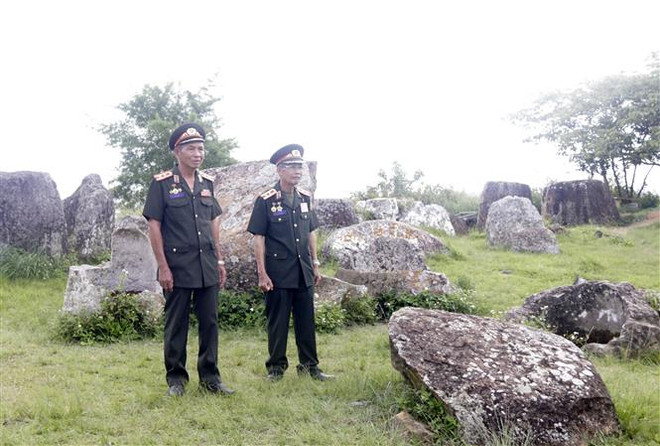 Trung tá Bounthan Manivong (trái) và Trung tá Khamdy Vannahak (phải) hồi tưởng về những năm tháng sát cánh cùng bộ đội Việt Nam trên Cánh Đồng Chum-Xiengkhuang. (Ảnh: Phạm Kiên/TXTVN) Cựu chiến binh Lào lưu giữ những ký ức không thể nào quên ảnh 1