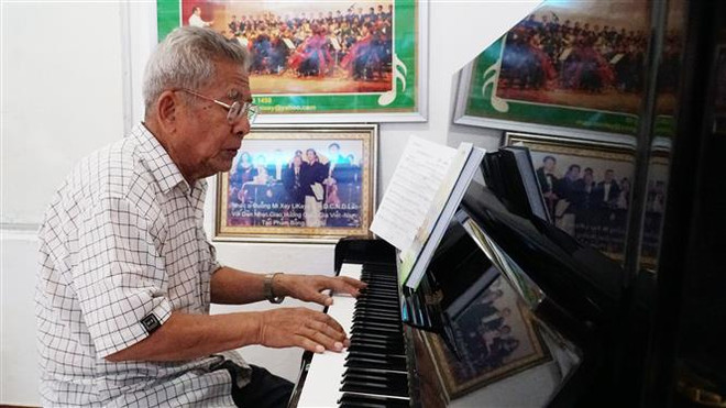 Tình cảm ấm áp, đậm sâu nơi người nhạc sỹ Lào phổ nhạc thơ Bác ảnh 1