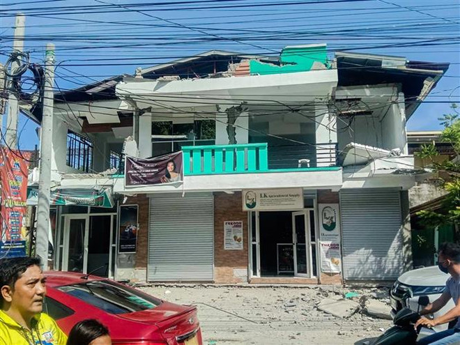 Ngôi nhà bị hư hại sau trận động đất tại tỉnh Abra, Philippines, ngày 27/7/2022. (Ảnh: THX/TTXVN) Động đất tại Philippines: Xác nhận thêm hàng chục người bị thương ảnh 1