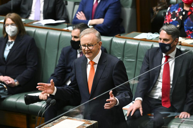 Thủ tướng Anthony Albanese phát biểu trong phiên họp đầu tiên của Quốc hội khóa 47. (Nguồn: AAP/AP) Quốc hội Australia khóa mới khai mạc phiên họp đầu tiên ảnh 1