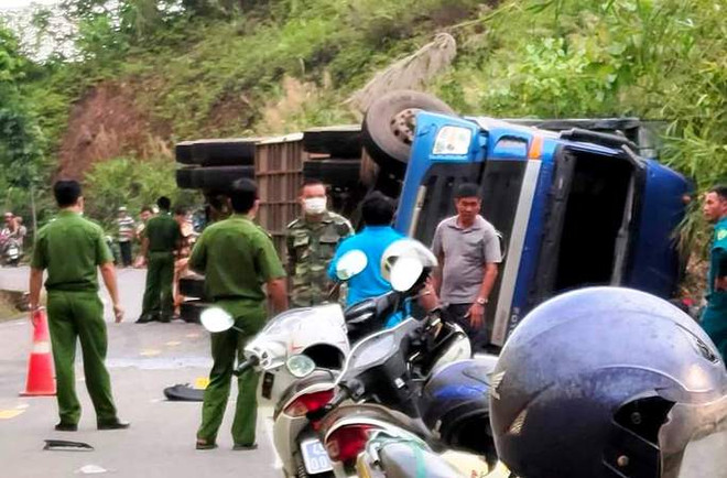 Hiện trường vụ tại nạn thương tâm khiến 2 anh em tử vong tại chỗ. (Nguồn: nld.com.vn) Lâm Đồng: Xe container bị lật trên đèo Con Ó, hai người tử vong ảnh 1