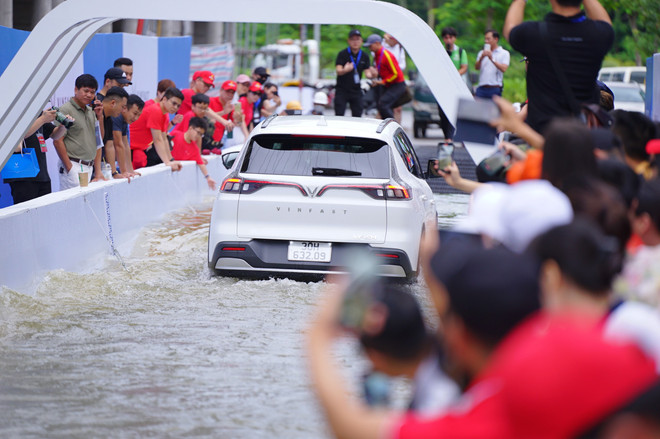 Mục sở thị VF e34 chinh phục thử thách lội nước sâu nửa mét ảnh 6