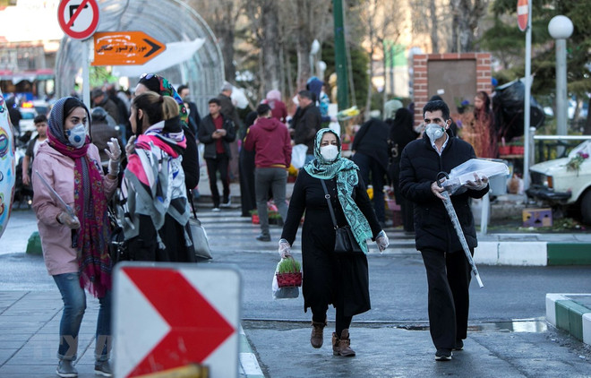 Người dân đeo khẩu trang để phòng tránh lây nhiễm COVID-19 tại Tehran, Iran. (Ảnh: THX/TTXVN) Làn sóng đại dịch COVID-19 thứ 7 bùng phát mạnh tại Iran ảnh 1