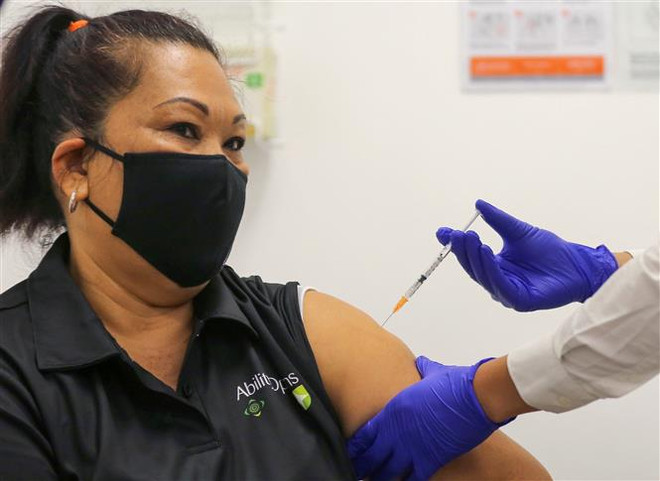 Nhân viên y tế tiêm vaccine phòng COVID-19 cho người dân tại Sydney, Australia. (Ảnh: AFP/TTXVN) Australia: Số ca mắc COVID-19 phải nhập viện gia tăng do biến thể phụ ảnh 1