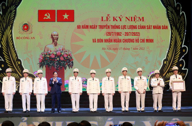 Thủ tướng Phạm Minh Chính trao tặng Huân chương Hồ Chí Minh cho lực lượng Cảnh sát Nhân dân, Bộ Công an. (Ảnh: Phạm Kiên/TTXVN) Lực lượng Cảnh sát nhân dân: Viết tiếp bản anh hùng ca chiến thắng ảnh 2