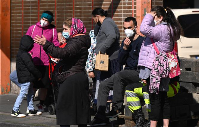 Người tị nạn Ukraine tại Cologne, Đức, ngày 22/3/2022. (Ảnh: AFP/TTXVN) LHQ: Số người sơ tán khỏi Ukraine tăng lên hơn 9,5 triệu người ảnh 1