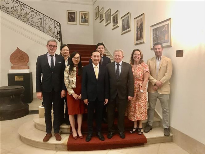 Cao ủy EU về nông nghiệp của EU, Janusz Wojciechowski (hàng đầu, thứ 3, phải), Đại sứ Nguyễn Văn Thảo, cùng một số quan chức Tổng vụ Nông nghiệp EC và cán bộ Thương vụ Việt Nam tại Bỉ. (Ảnh: TTXVN phát) EU mong muốn hợp tác với Việt Nam xây dựng chuỗi cung ứng nông sản ảnh 1